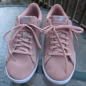 ✨HP✨Puma Sneakers in pink suede